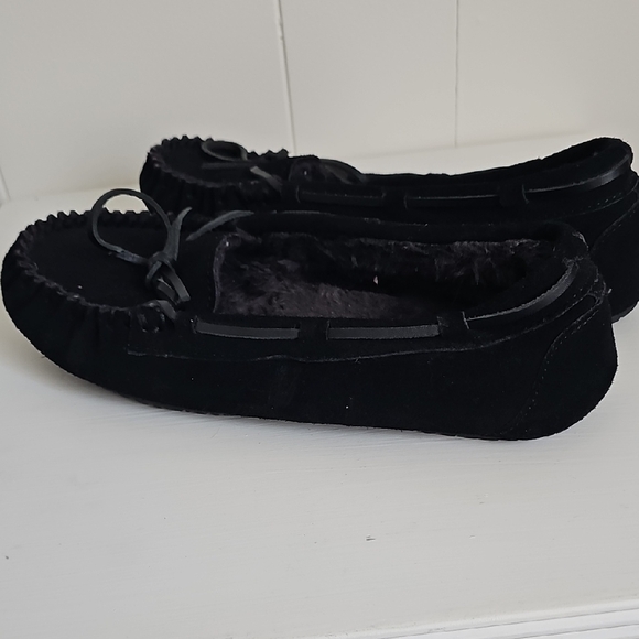 Minnetonka Black Suede Fur Lined Moccasins Rubber Bottom Size 8 - Picture 3 of 4